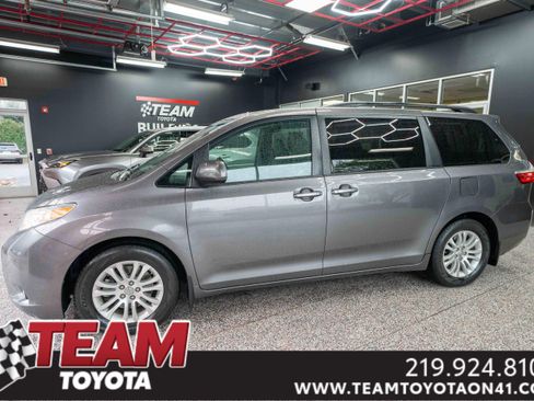 Used 2017 Toyota Sienna XLE Premium image 1