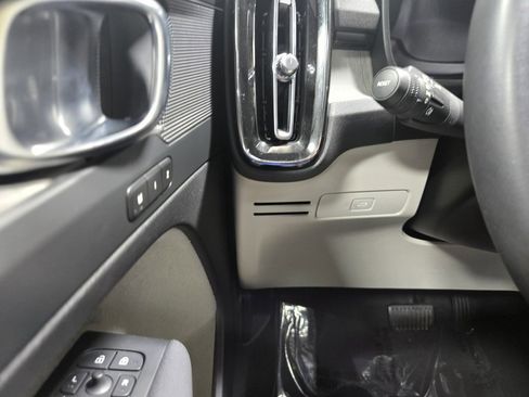 Used 2024 Volvo XC40 B5 Plus image 15