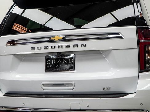 Used 2024 Chevrolet Suburban LT RWD image 13