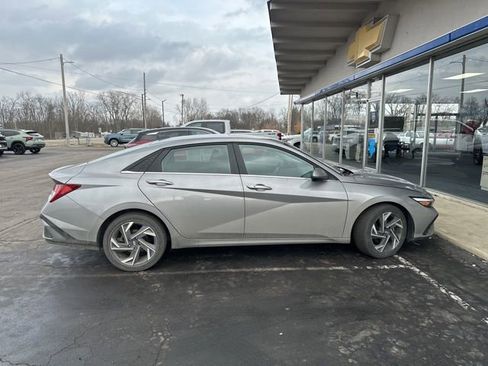 Used 2025 Hyundai Elantra SEL image 5