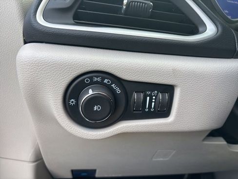 Used 2024 Chrysler Pacifica Touring-L image 17