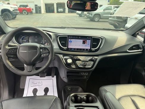 Used 2022 Chrysler Pacifica Touring-L w/ Uconnect Theater Family Group FWD image 12