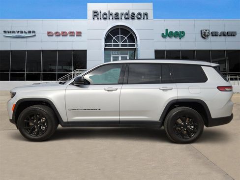 Used 2024 Jeep Grand Cherokee L Laredo image 3