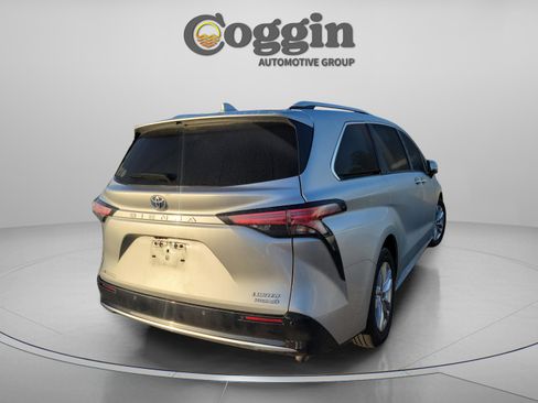 Used 2021 Toyota Sienna Limited image 5