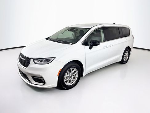 Used 2024 Chrysler Pacifica Touring-L FWD image 3