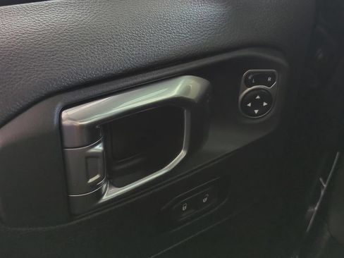 Used 2025 Jeep Wrangler Unlimited Sahara AWD/4WD image 17