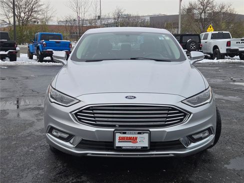 Used 2017 Ford Fusion SE w/ Fusion SE Technology Package image 4