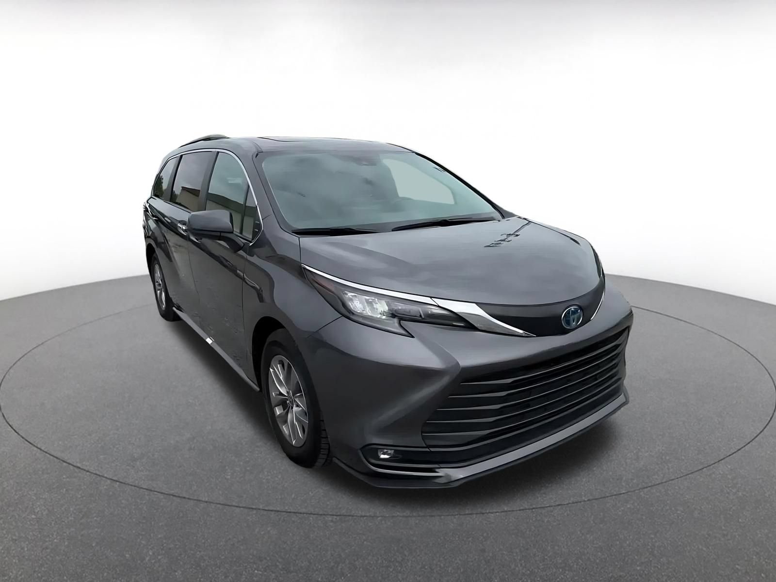 Used 2025 Toyota Sienna XLE FWD image 3