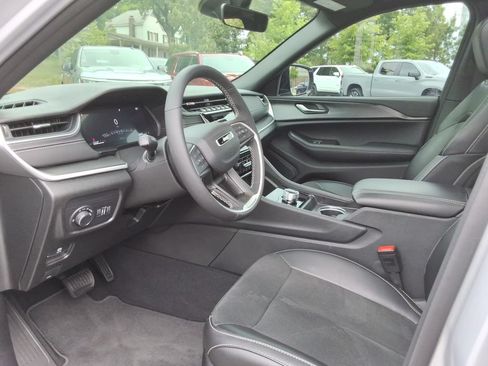 Used 2025 Jeep Grand Cherokee Altitude AWD/4WD image 22