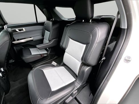 Used 2022 Ford Explorer XLT w/ Equipment Group 202A image 18