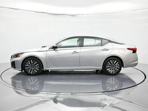 Used 2024 Nissan Altima 2.5 SV image 8