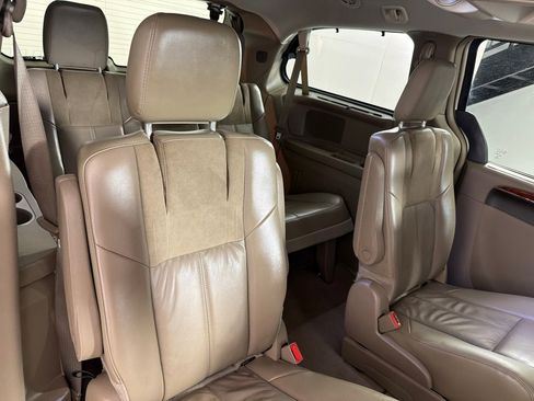 Used 2015 Chrysler Town & Country Limited Platinum FWD image 23