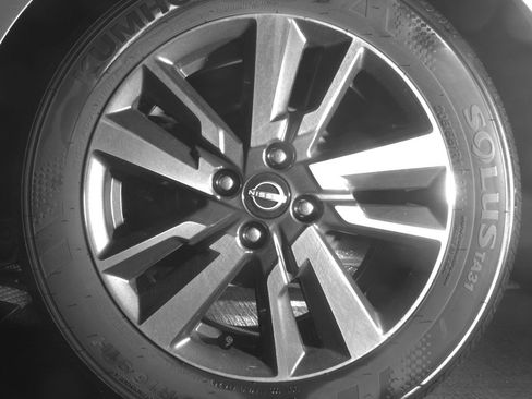 Used 2025 Nissan Versa SV image 14