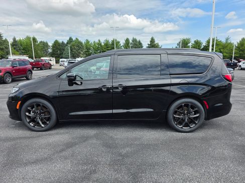 Used 2025 Chrysler Pacifica Limited FWD image 2