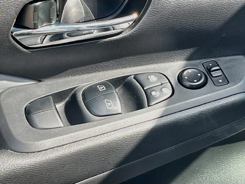 Used 2024 Nissan Kicks SR w/ SR Premium Package FWD image 17