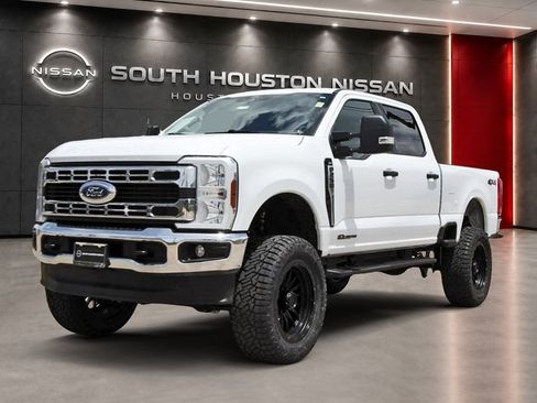 Used 2025 Ford F250 4x4 Crew Cab Super Duty image 2