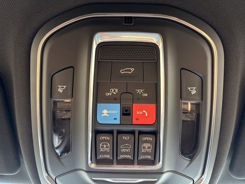 Used 2025 Jeep Grand Cherokee Summit AWD/4WD image 17