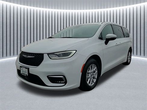 Used 2023 Chrysler Pacifica Touring-L image 16