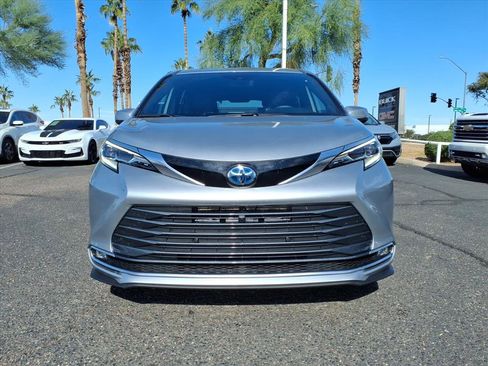 Used 2025 Toyota Sienna Platinum image 2
