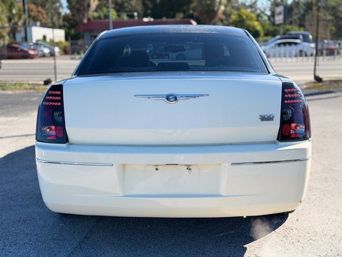 Used 2005 Chrysler 300 Touring image 4