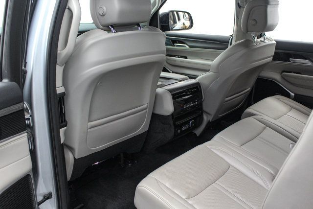 Used 2024 Jeep Wagoneer L Series II w/ Flexible Seating Group RWD image 16