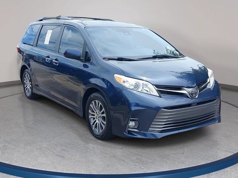 Used 2018 Toyota Sienna XLE Premium FWD image 3