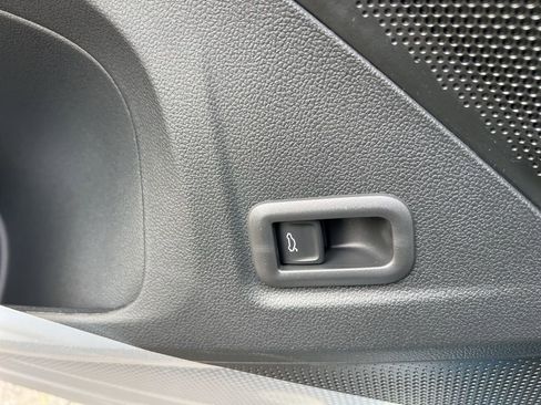 New 2026 Volkswagen Tiguan SE image 21