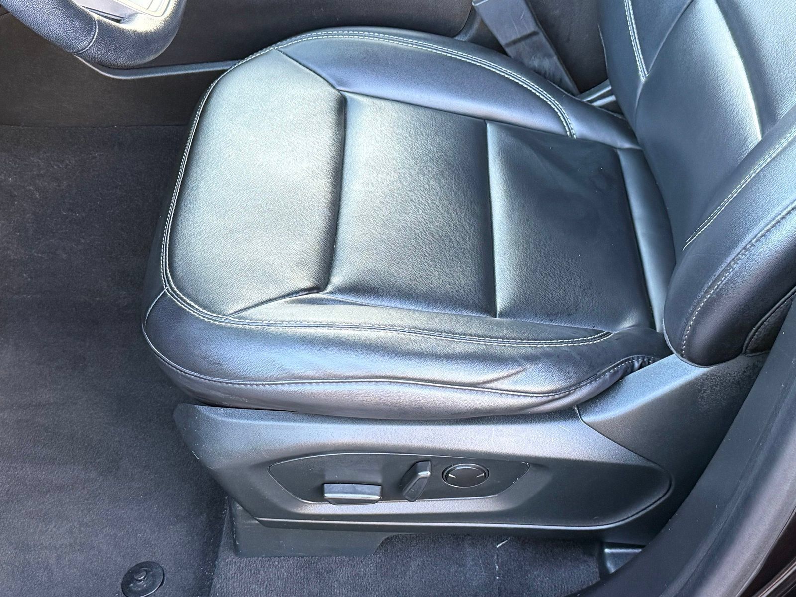 Used 2023 Ford Explorer XLT w/ Equipment Group 202A AWD/4WD image 37