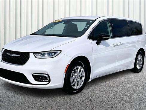 Used 2024 Chrysler Pacifica Touring-L image 2