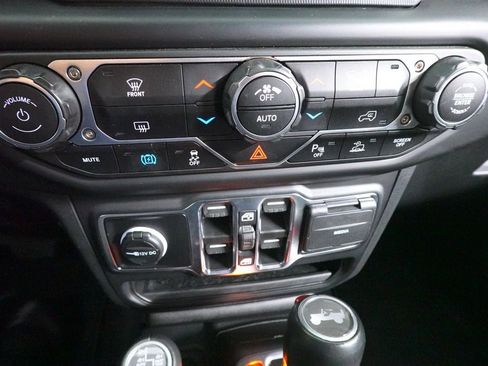 Used 2023 Jeep Wrangler Unlimited Sahara AWD/4WD image 17