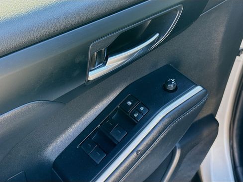 Used 2020 Toyota Highlander XLE image 24