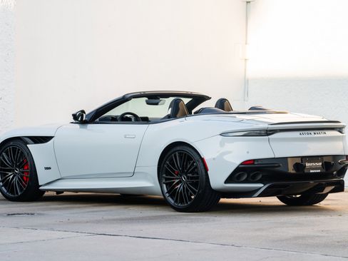 Used 2023 Aston Martin DBS Volante image 19
