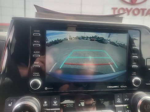 Used 2022 Toyota Highlander XLE FWD image 4