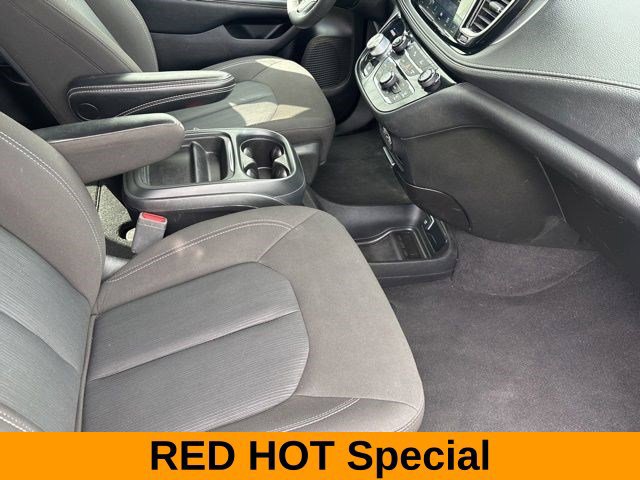 Used 2023 Chrysler Pacifica Touring FWD image 35