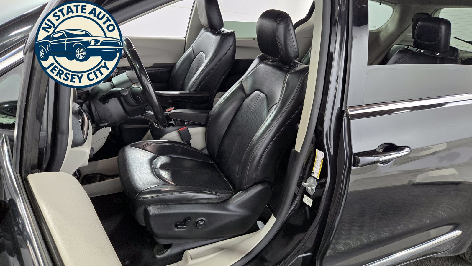 Used 2019 Chrysler Pacifica Touring-L FWD image 26