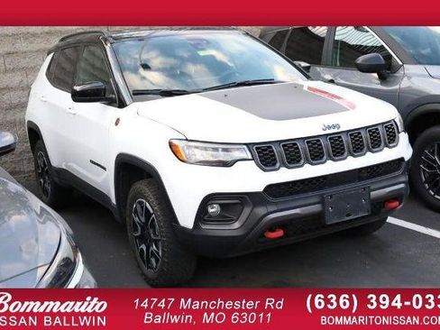 Used 2025 Jeep Compass Trailhawk AWD/4WD image 1