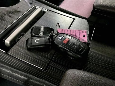 Used 2022 Toyota Sienna Platinum image 36