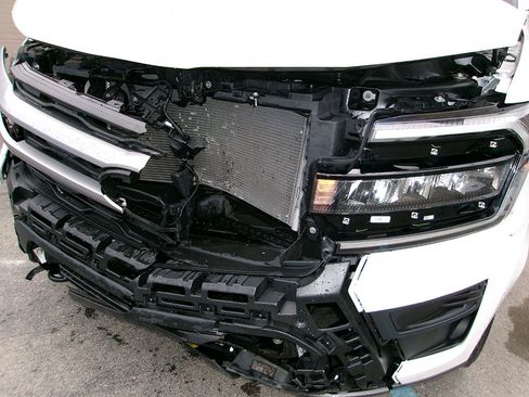 Used 2022 Ford Expedition XLT AWD/4WD image 2