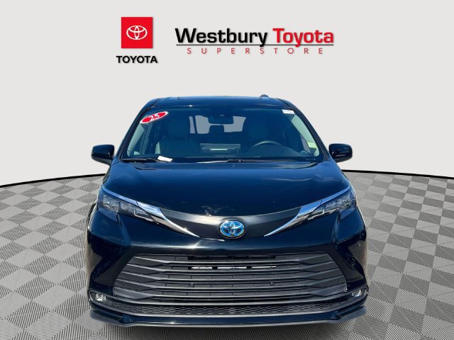 Certified 2025 Toyota Sienna XLE FWD image 3