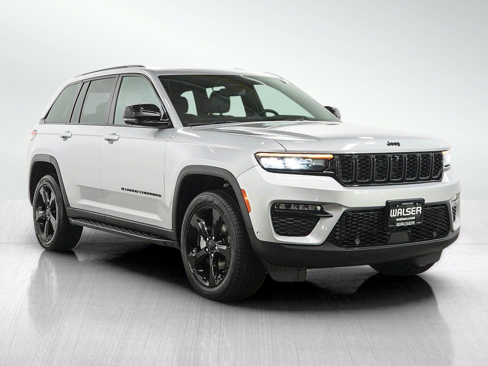 Used 2024 Jeep Grand Cherokee Limited w/ Luxury Tech Group II AWD/4WD image 7