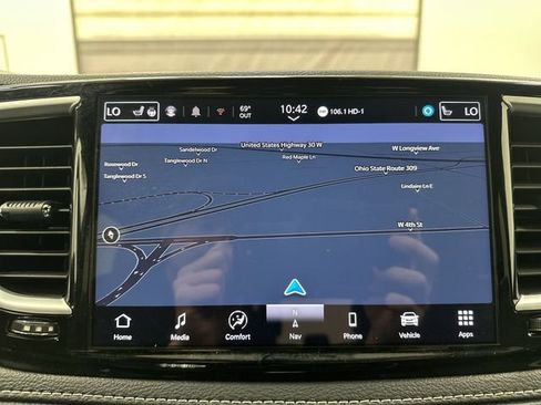Used 2025 Chrysler Pacifica Limited AWD/4WD image 21