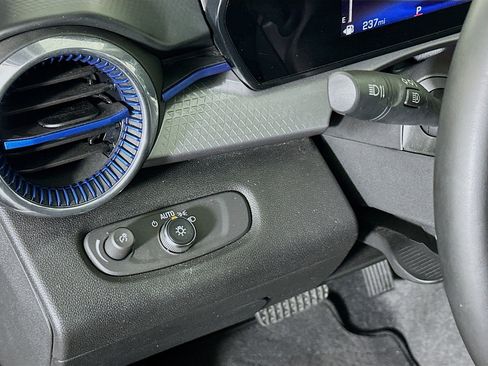 Used 2025 Chevrolet Trax LT w/ LT Convenience Package image 16