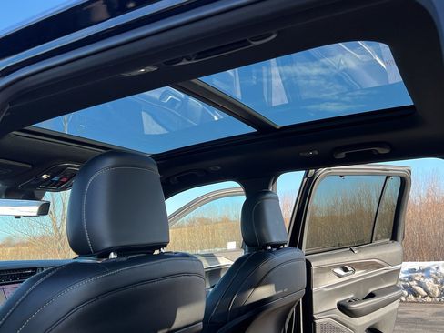 Used 2025 Jeep Grand Cherokee Limited w/ Luxury Tech Group II image 38