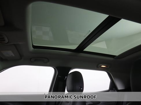 Used 2022 Chevrolet TrailBlazer LT w/ Sun and Liftgate Package image 3