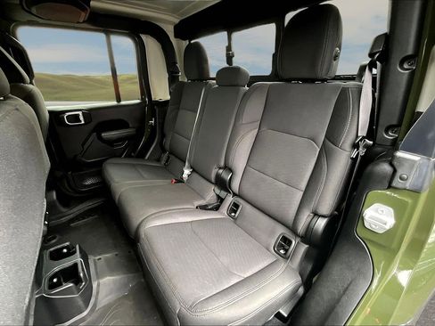 Used 2022 Jeep Gladiator Sport image 15