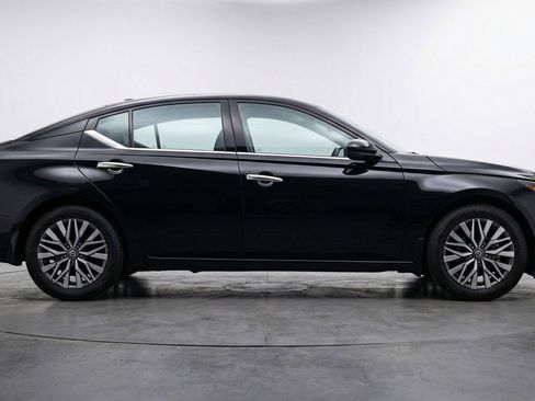 Used 2025 Nissan Altima 2.5 SV image 11