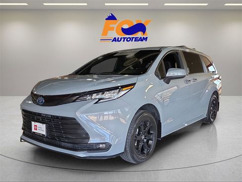 Certified 2025 Toyota Sienna XSE image 1