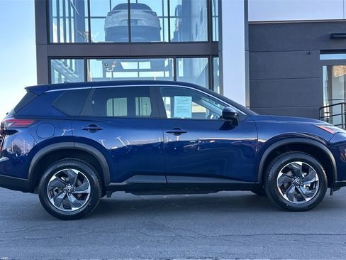 Used 2025 Nissan Rogue SV image 4