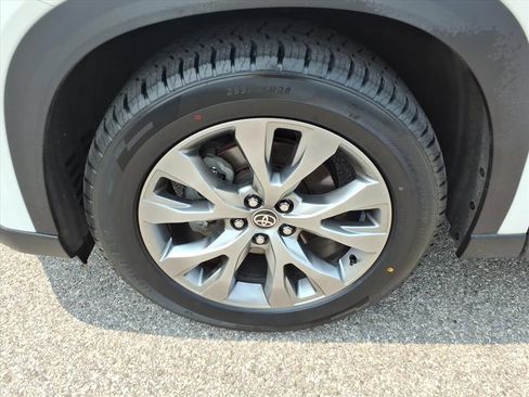 Certified 2024 Toyota Grand Highlander FWD image 11