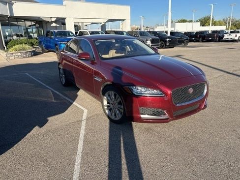 Used 2017 Jaguar XF Premium image 3